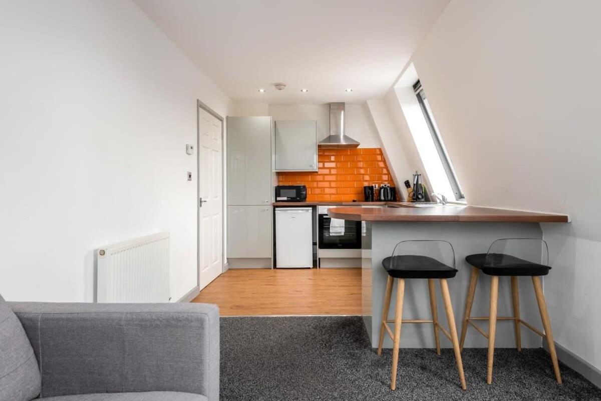 Modern 1 Bed Budget Apartment In Central Галифакс Экстерьер фото