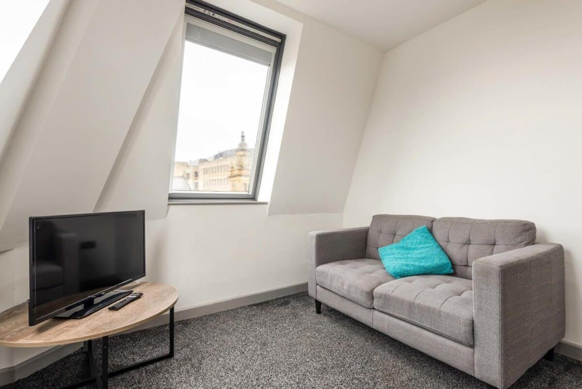 Modern 1 Bed Budget Apartment In Central Галифакс Экстерьер фото