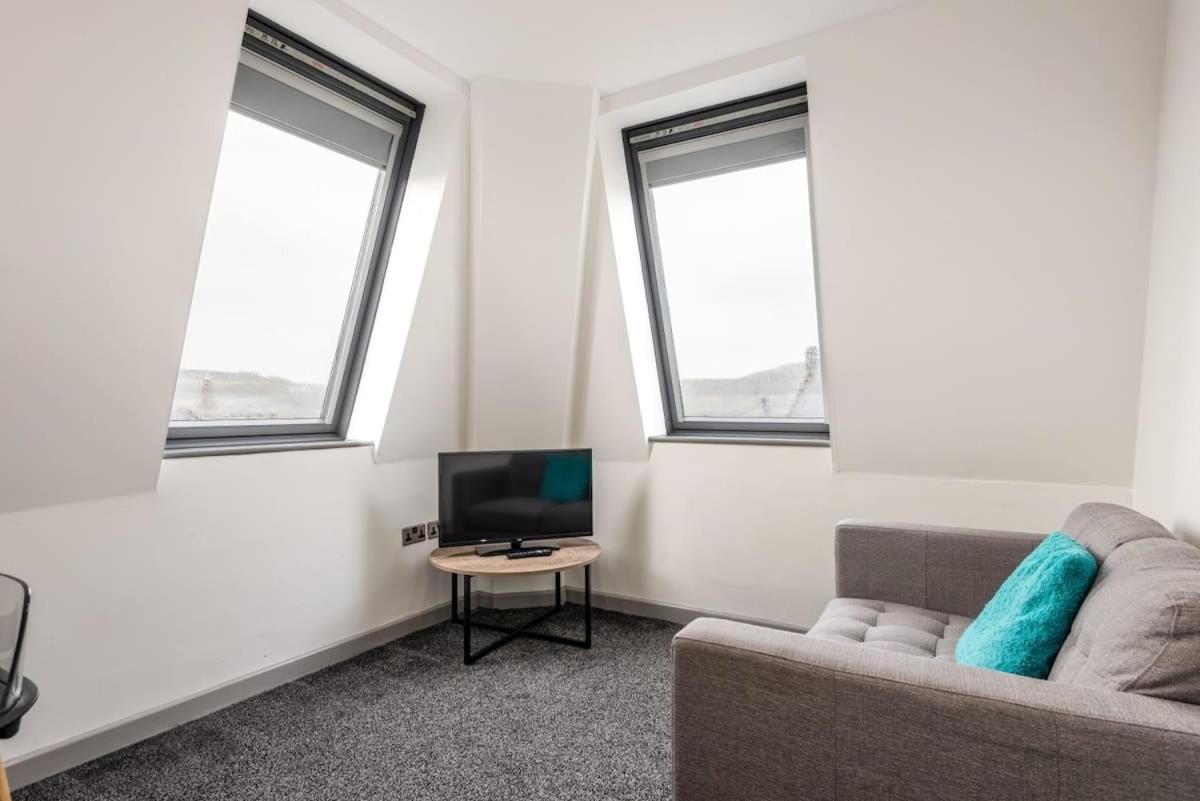 Modern 1 Bed Budget Apartment In Central Галифакс Экстерьер фото