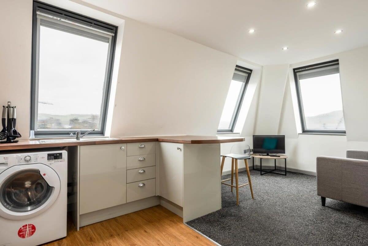 Modern 1 Bed Budget Apartment In Central Галифакс Экстерьер фото