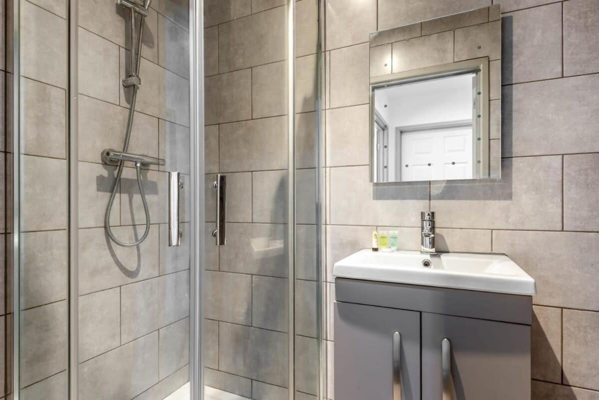 Modern 1 Bed Budget Apartment In Central Галифакс Экстерьер фото